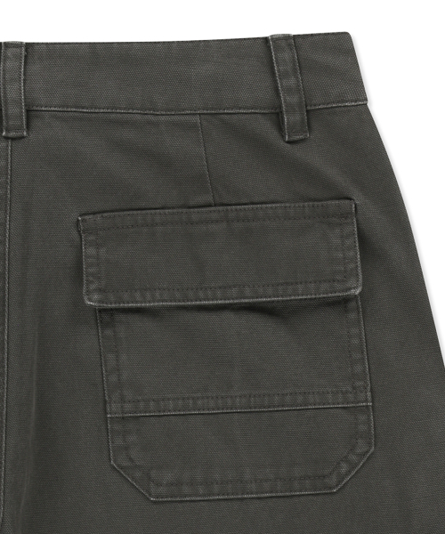 VOLUME TUCK CARGO PANTS IN CHARCOAL