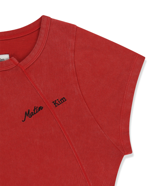 CURVED CUT SLIM TOP IN RED
