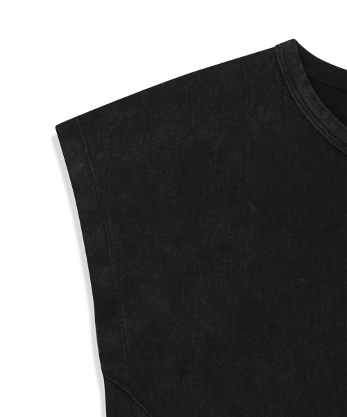 CURVED CUT SLIM TOP IN BLACK