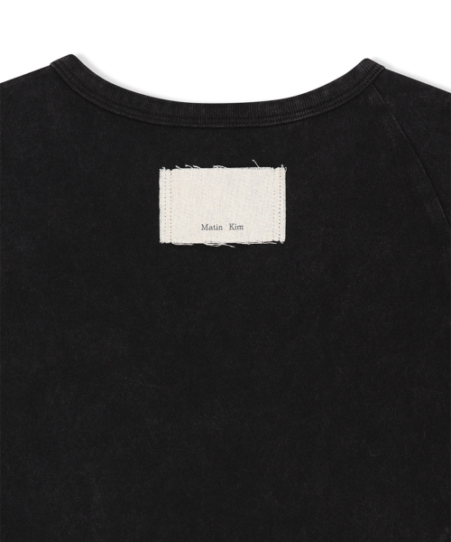 CURVED CUT SLIM TOP IN BLACK