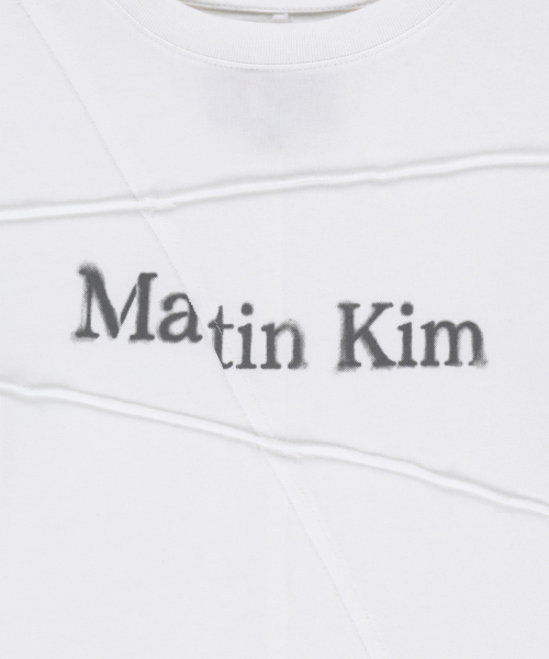 DIAGONAL CUT LOGO CROP TOP IN WHITE