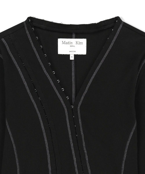 MULTI STYLING HOOK DETAIL SLIM TOP IN BLACK