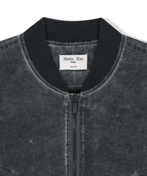 PIGMENT COATED BACK LOGO JUMPER IN CHARCOAL