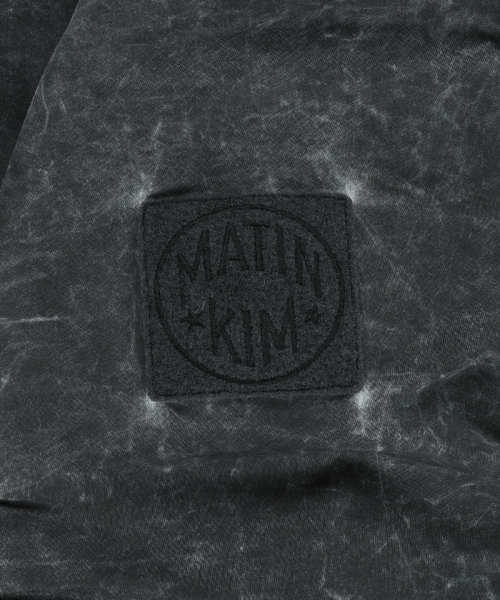PIGMENT COATED BACK LOGO JUMPER IN CHARCOAL