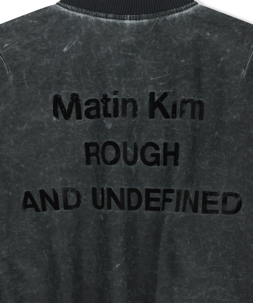 PIGMENT COATED BACK LOGO JUMPER IN CHARCOAL