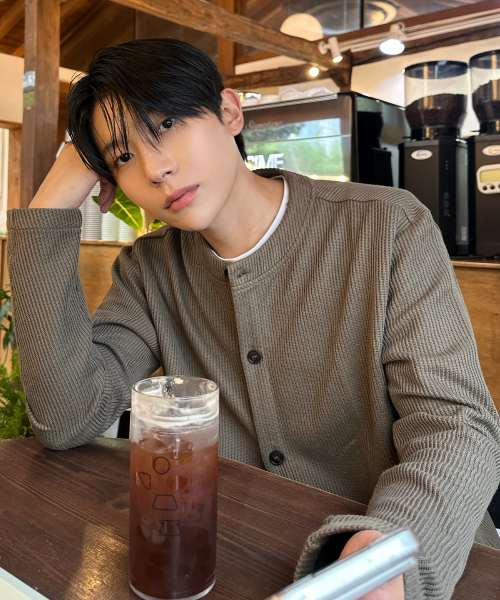 Bone-structured Sakariba khaki round-neck cardigan