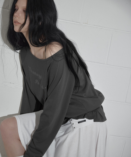 그롭 레터링 핀턱 보트 긴팔 티셔츠_차콜