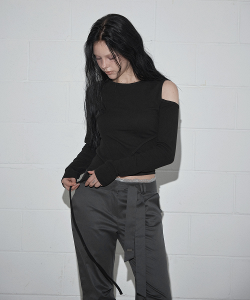 홀든 스트랩 트임 긴팔 티셔츠_블랙