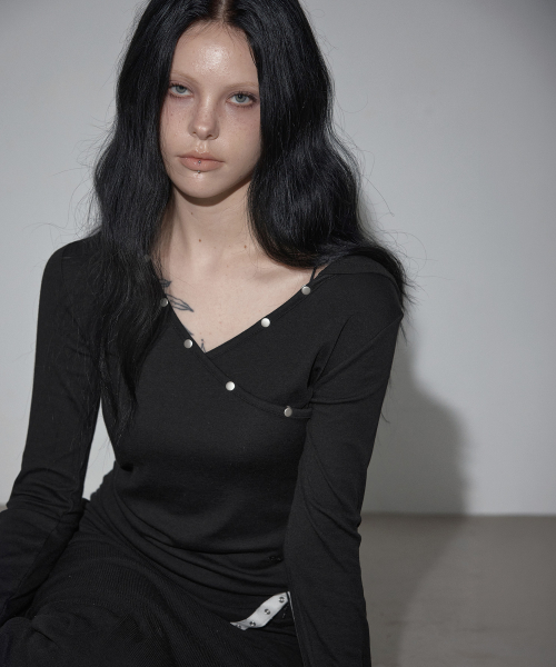 Butil Button V Wrap Hooded Long-Sleeve T Shirt_Black