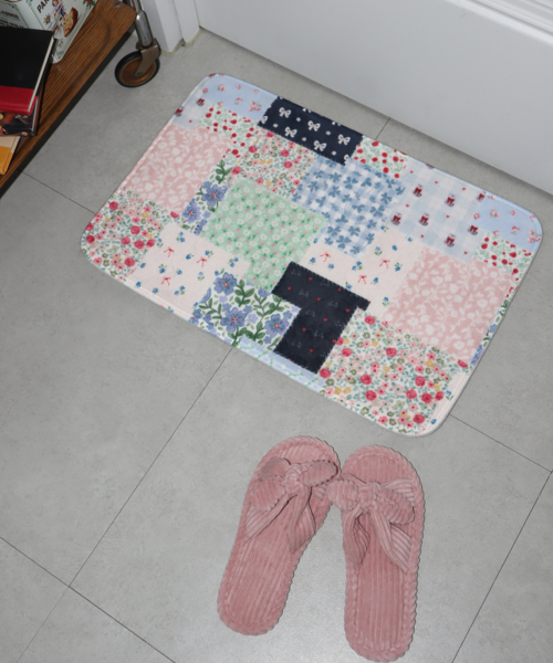 PATCHWORK GRAPHIC FLOOR MAT