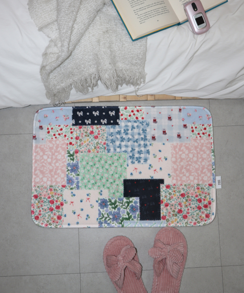 PATCHWORK GRAPHIC FLOOR MAT