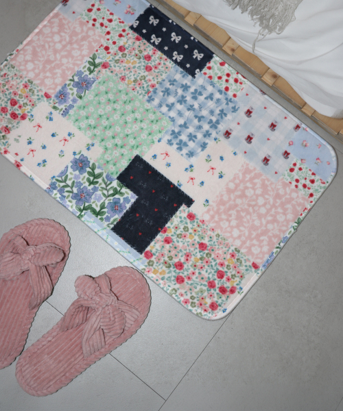 PATCHWORK GRAPHIC FLOOR MAT