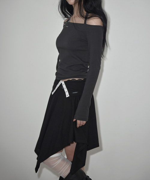 투에티 벨트 스트랩 오프 긴팔 티셔츠_차콜