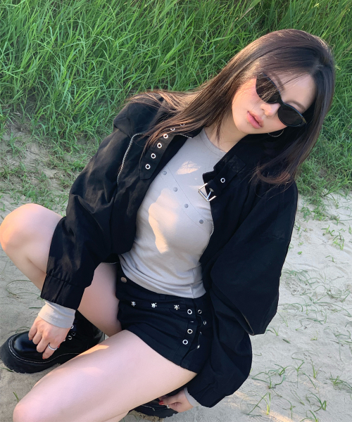 High-neck eyelet belted multi-pocket point cotton oversized standard blouson zip-up jacket [Black]