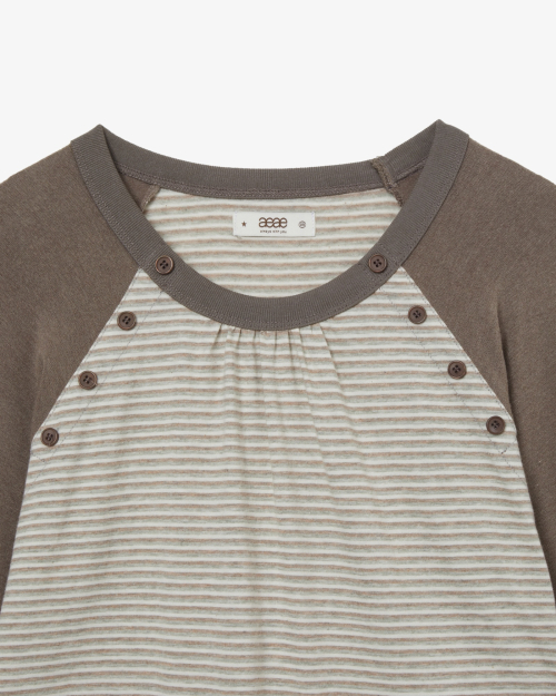 BUTTON SHIRRING POCKET TEE [BROWN]