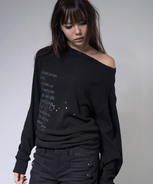 PIXEL CROSS ONE-SHOULDER SWEATSHIRT (BLACK) F26ZB535
