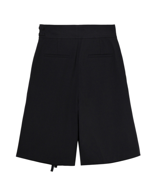 BELTED WRAP BERMUDA PANTS IN BLACK