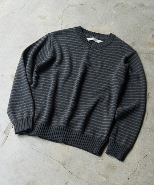V-NECK STRIPE PULLOVER KNIT [CHARCOAL]
