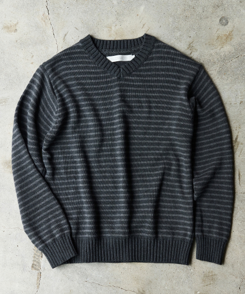 V-NECK STRIPE PULLOVER KNIT [CHARCOAL]
