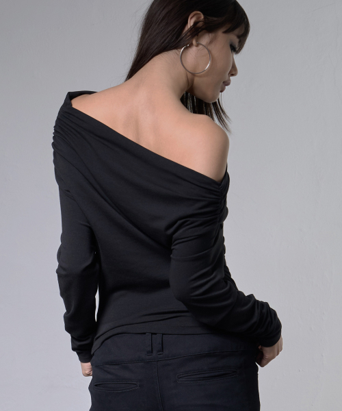 EYELET COWL ONE-SHOULDER TOP (BLACK) F26ZB520