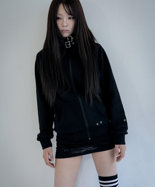 LAYER BUCKLE HOODED ZIP-UP (BLACK) F26ZA509