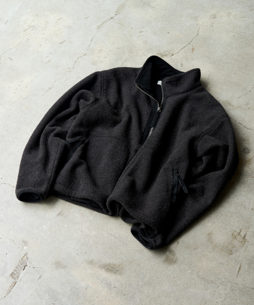 LEATHER PATCH WOOL FLEECE HALF ZIP-UP [CHARCOAL]