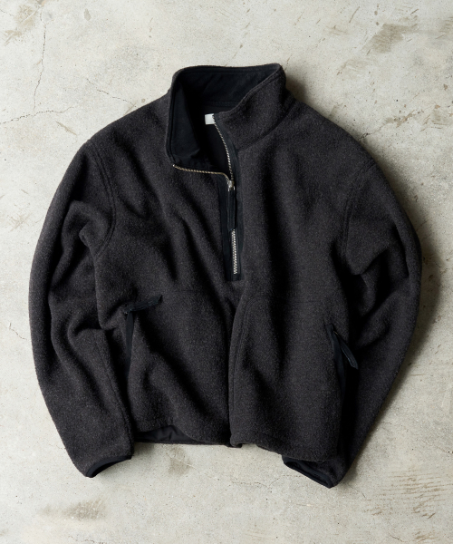 LEATHER PATCH WOOL FLEECE HALF ZIP-UP [CHARCOAL]