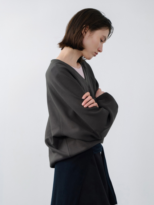 브이넥 오버핏 스웻셔츠 차콜 AT6TSC016CC