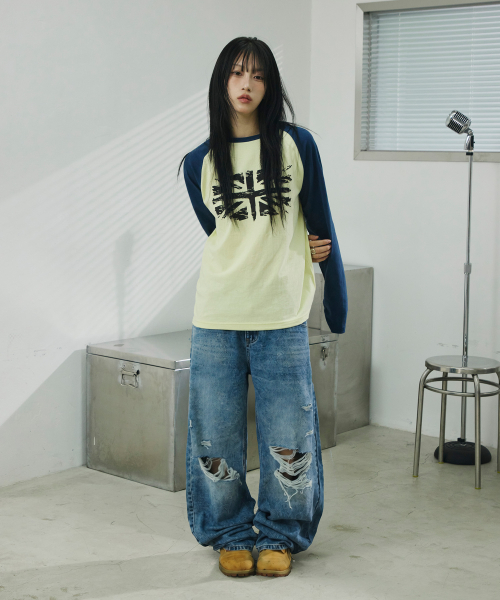 스크래치 데미지 커브드 데님 팬츠[라이트인디고]