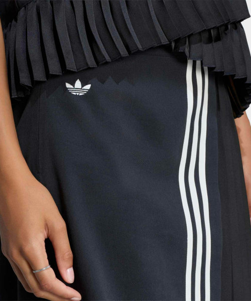 PLEAT SKIRT BLACK