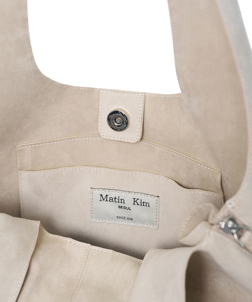 SIDE ZIP SUEDE SHOULDER BAG IN IVORY