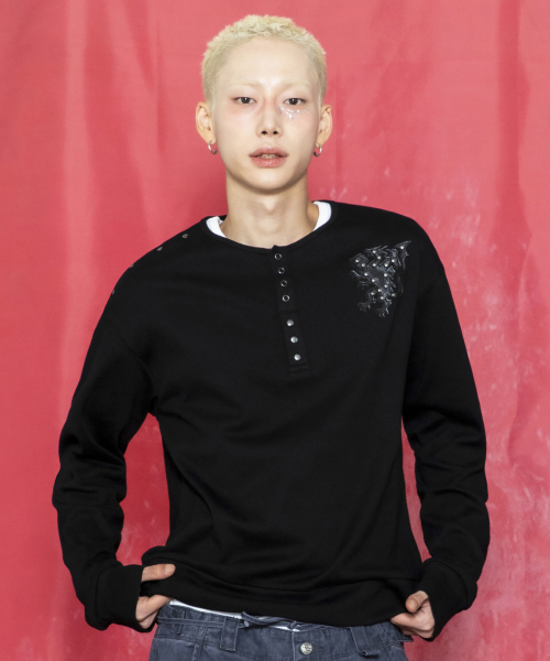 GNT081 키메라 아플리케 스터드 레귤러핏 헨리넥 롱슬리브 (BLACK)
