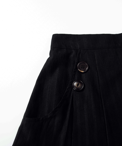 STRIPE FOND PLEATED MIDI SKIRT / BLACK