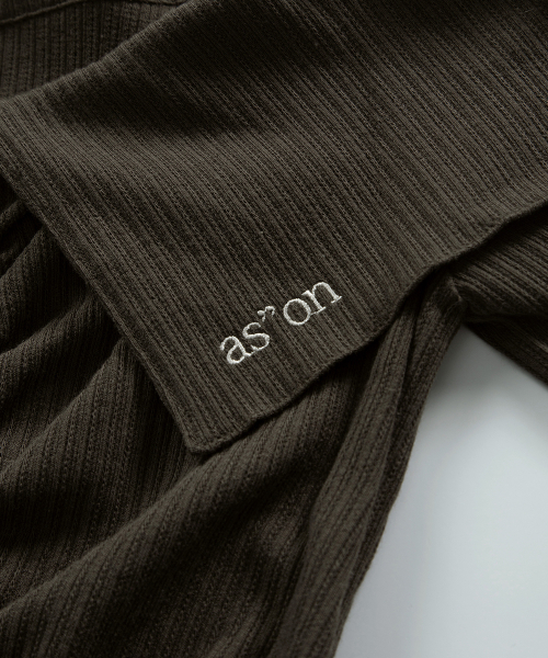 LUCIE SHIRRING OFF SHOULDER TEE / BROWN