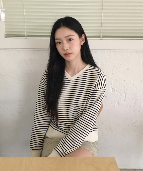 V-Neck Stripe Sweatshirt J1TS021A