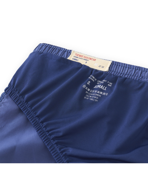 Line track shorts in blue
