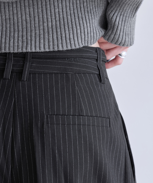 Curved Over Pintuck Stripe Slacks, BLACK