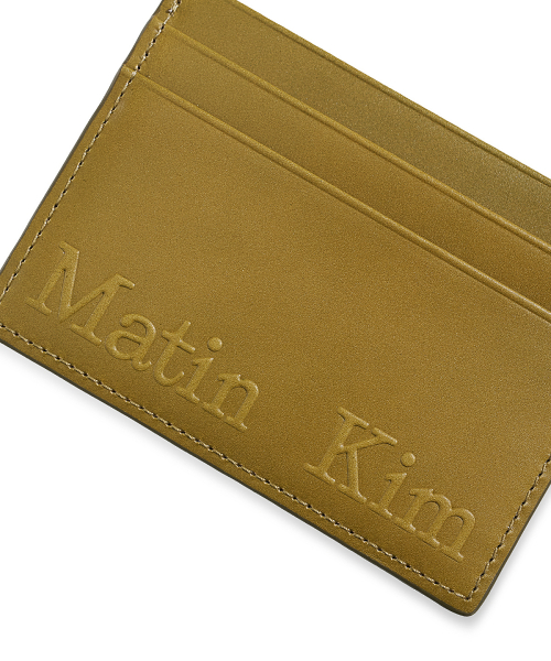 EMBOSSED LOGO CARD WALLET IN OLIVE