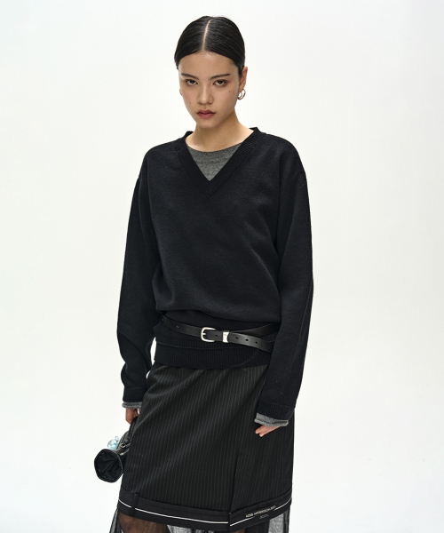 UNISEX LAYERED V-NECK SWEATER (BLACK)