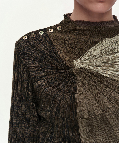 ASYMMETRIC TWIST BUTTON TOP (MULTI)