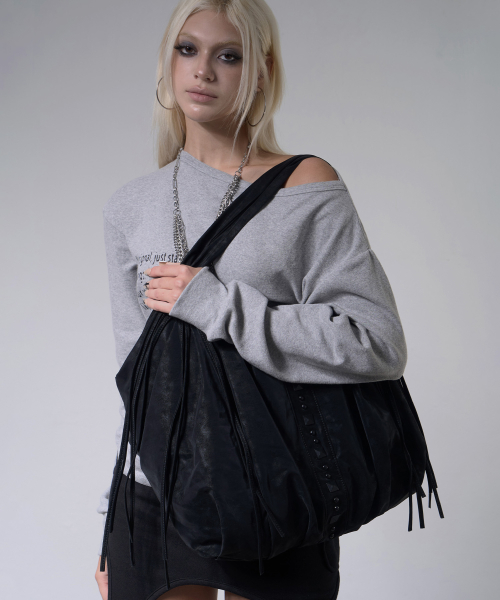 DRAPE FRINGE HOBO BAG (BLACK) F26ZE405