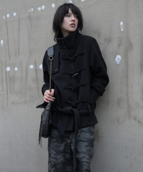 HIGH-NECK TOGGLE HALF COAT (BLACK) F26ZA505