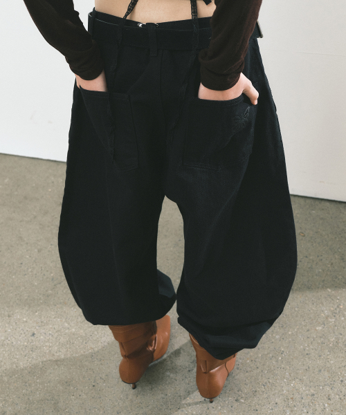 RIVET CURVED WIDE PANTS_BLACK