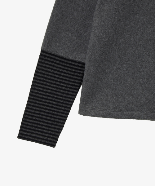 SLEEVE BLOCK HIGH NECK TEE [CHARCOAL]