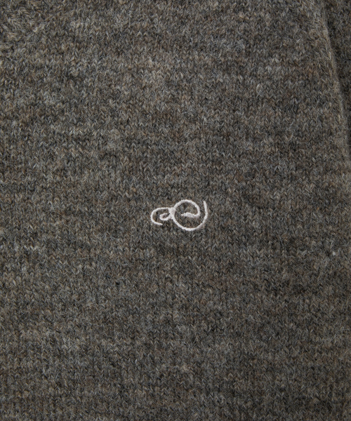 SYMBOL V NECK KNIT [MELANGE BROWN]