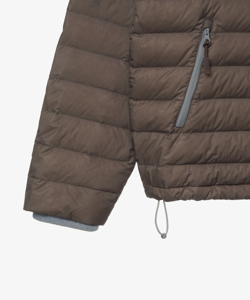 SYMBOL LIGHT DOWN JACKET [BROWN]