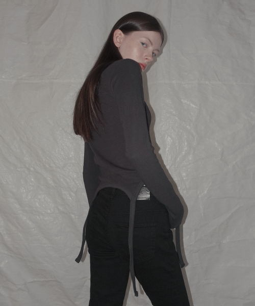 Jeuaen Eyelet Strap Slit Long Sleeve T Shirt_Charcoal