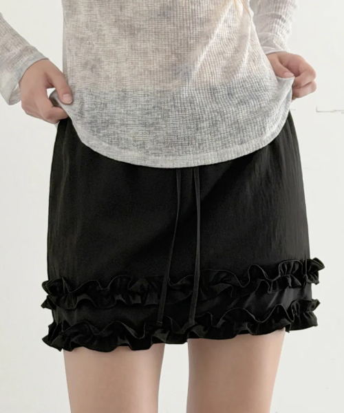 Pebble Ruffle Mini Skirt (Black)