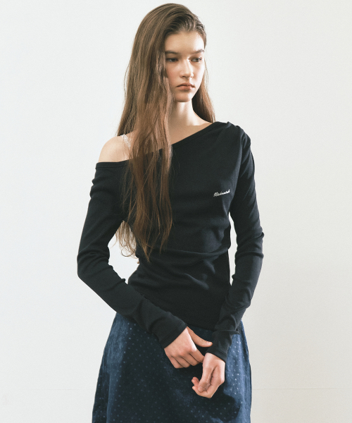 DIAGONAL OFF SHOULDER TOP_BLACK