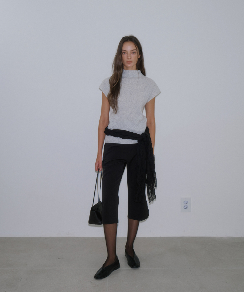 Side Button Capri Pants (Black)